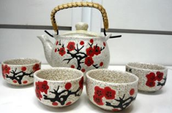 Conjunto de Porcelana Sakuras Vermelhas com 1 Bule e 4 Xícaras