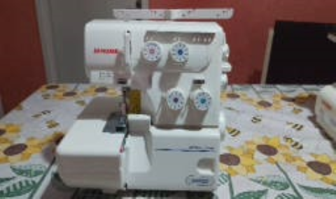 Vendo Máquina de costura Janome modelo 8002D.